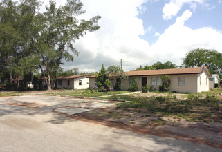 4593 Coconut Rd in Lake Worth, FL - Building Photo - Building Photo