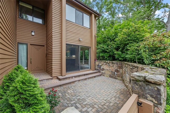 16 Yale Dr in Manhasset, NY - Building Photo - Building Photo