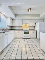 706 SE 13th Ct in Cape Coral, FL - Building Photo