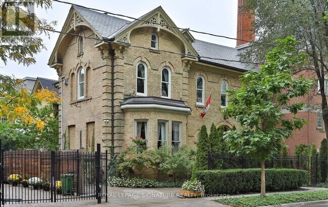 4 Wellesley Pl in Toronto, ON - Building Photo - Building Photo
