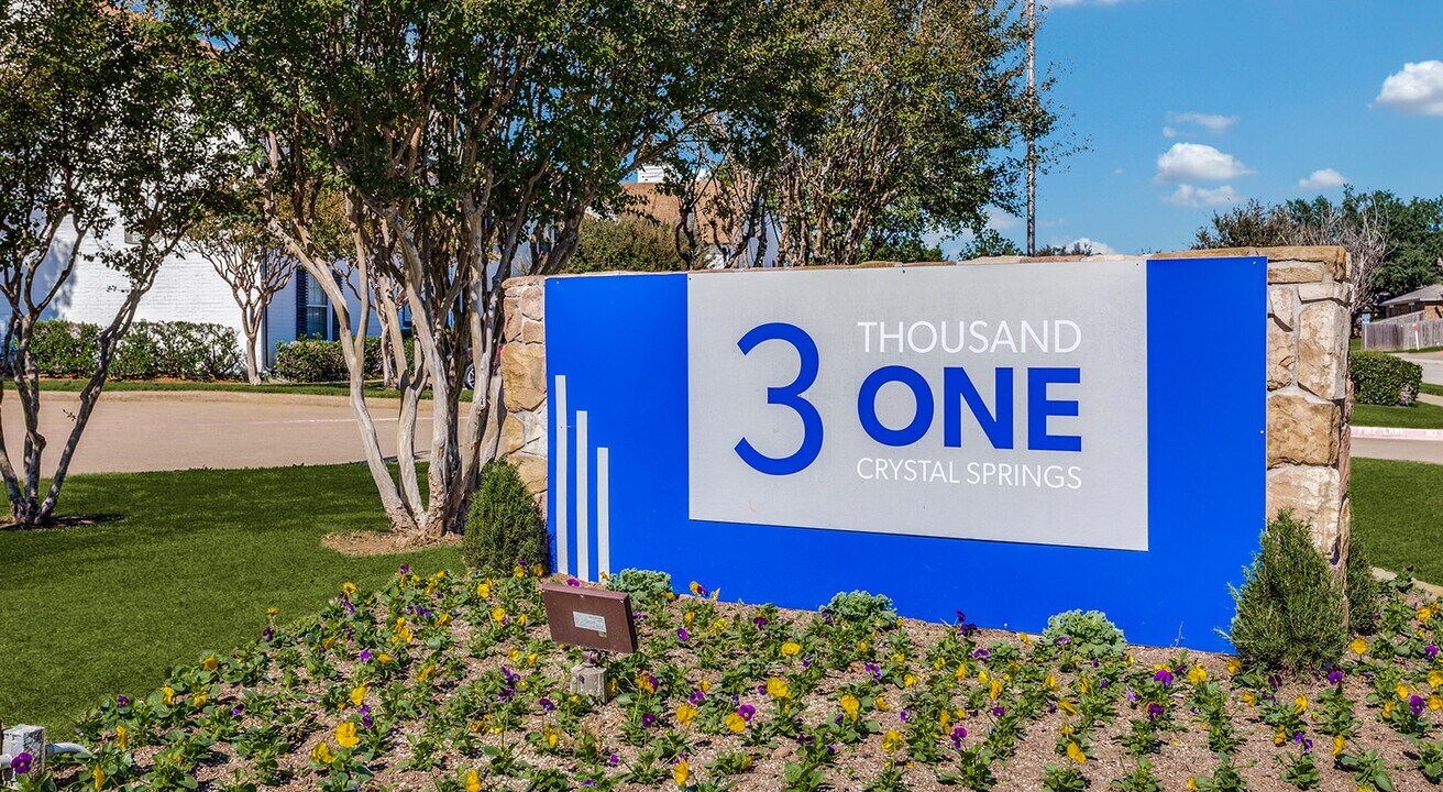 3001 Crystal Springs in Bedford, TX - Foto de edificio