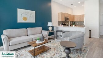 5256 International Dr in Orlando, FL - Building Photo