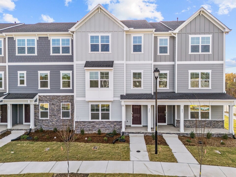 823 Basswood Gln Trl in Knightdale, NC - Foto de edificio