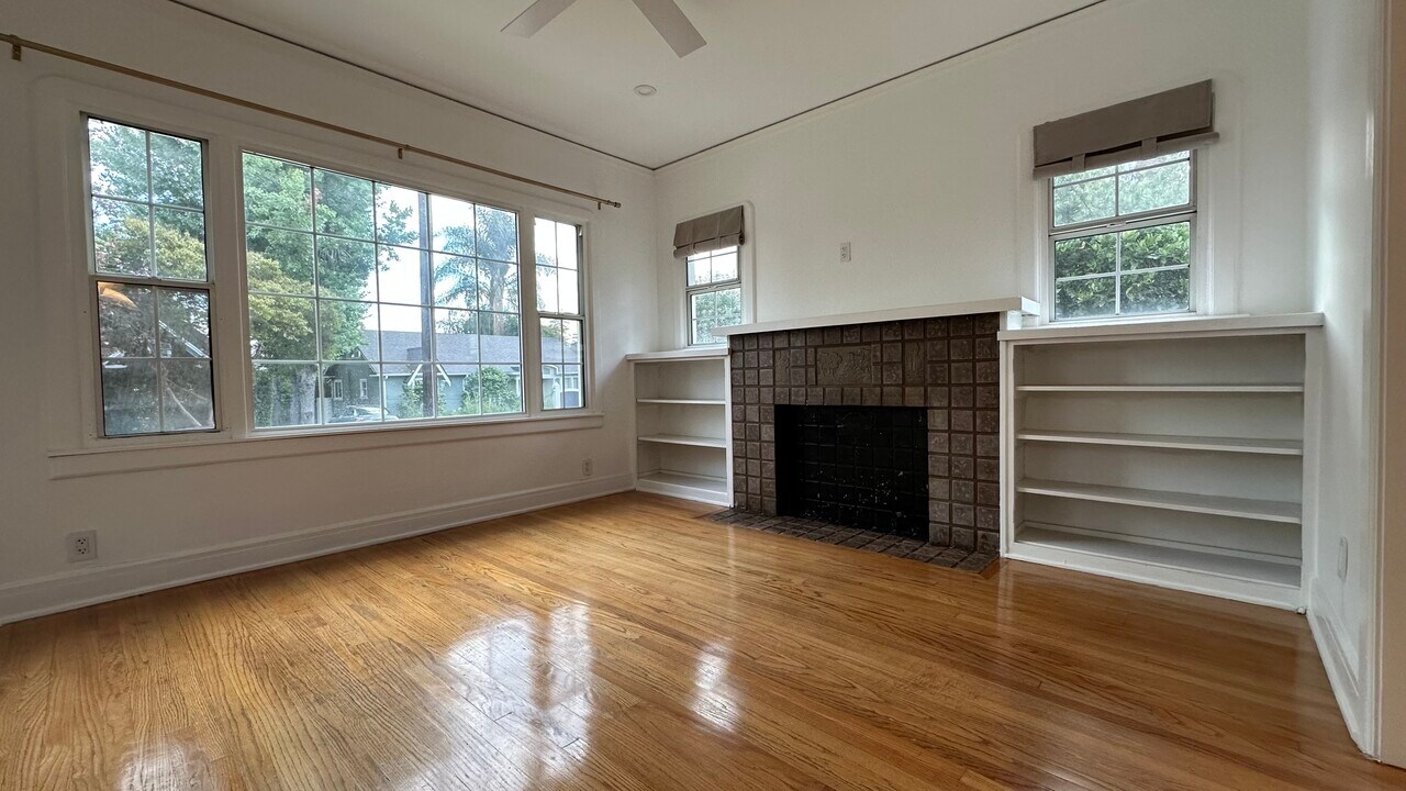 4525 Ambrose Ave in Los Angeles, CA - Building Photo