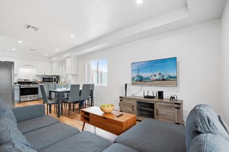 9513 Baring Cross St in Los Angeles, CA - Building Photo - Building Photo