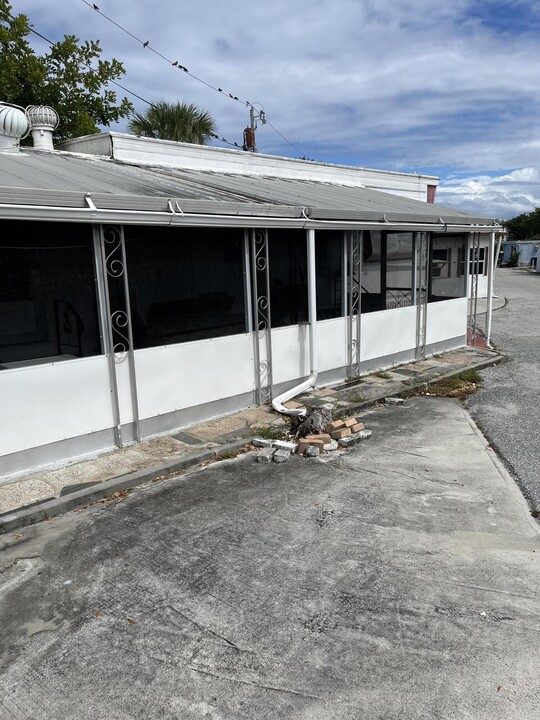 32 Pine St in Riviera Beach, FL - Building Photo