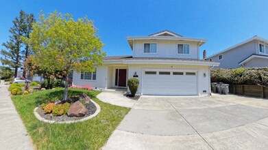 8325 Rhoda Ave in Dublin, CA - Foto de edificio - Building Photo