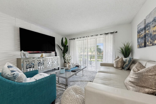 608 Sea Pine Way in Greenacres, FL - Building Photo - Building Photo