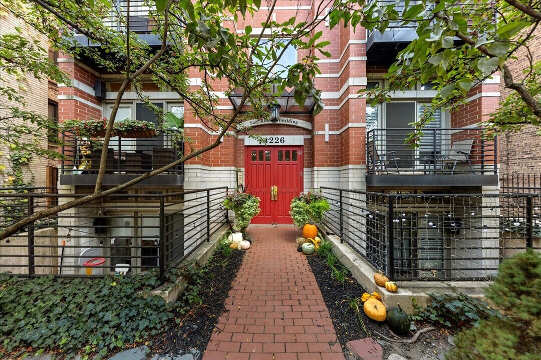 4226 N Ashland Ave, Unit 3A in Chicago, IL - Building Photo