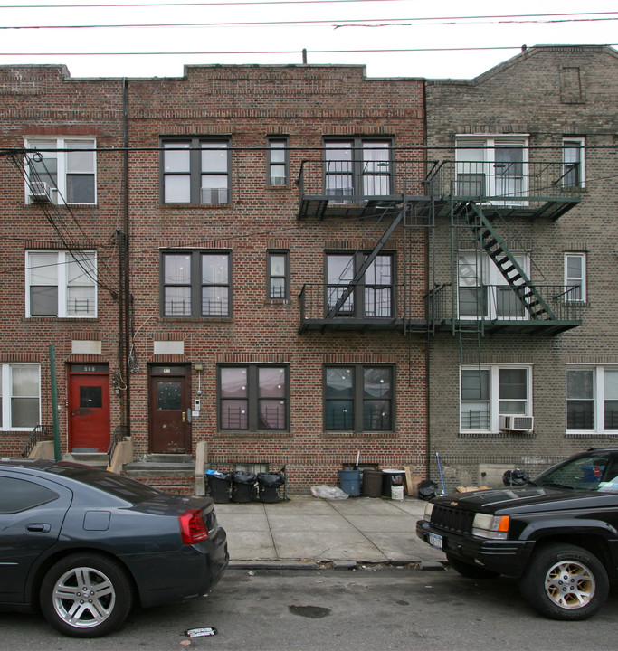 592 Maple St in Brooklyn, NY - Building Photo