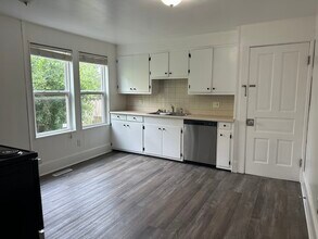 275 E Green Bay Ave, Unit 275 in Saukville, WI - Foto de edificio - Building Photo