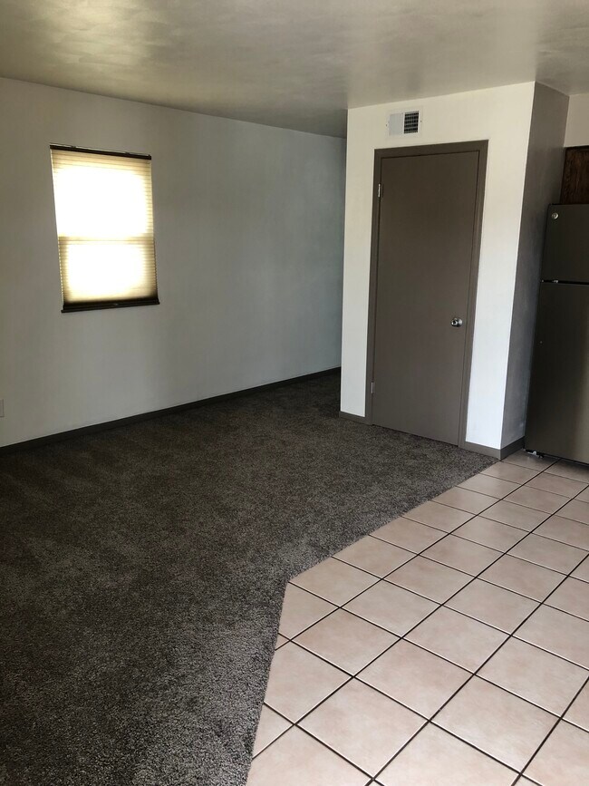 205 E Dunklin St in Jefferson City, MO - Foto de edificio - Building Photo