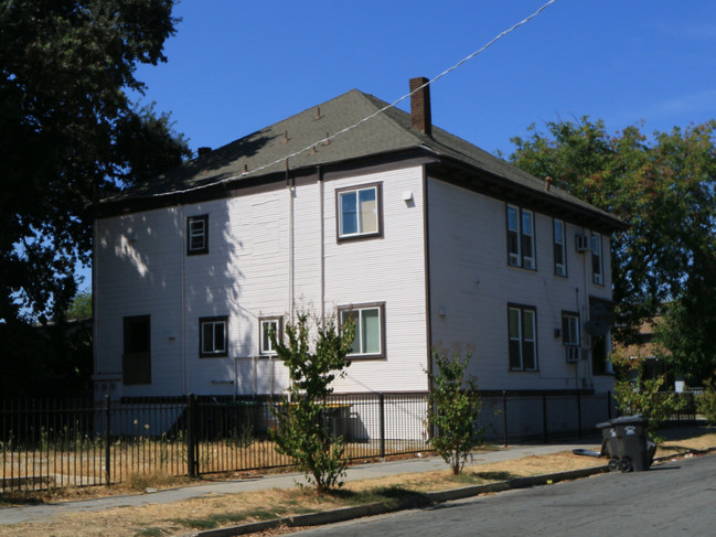 700 W Park St in Stockton, CA - Building Photo - Building Photo