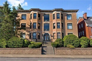 121 Grandview Ave in Pittsburgh, PA - Building Photo