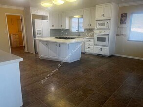 2039 Columbia Way in Palmdale, CA - Building Photo - Building Photo