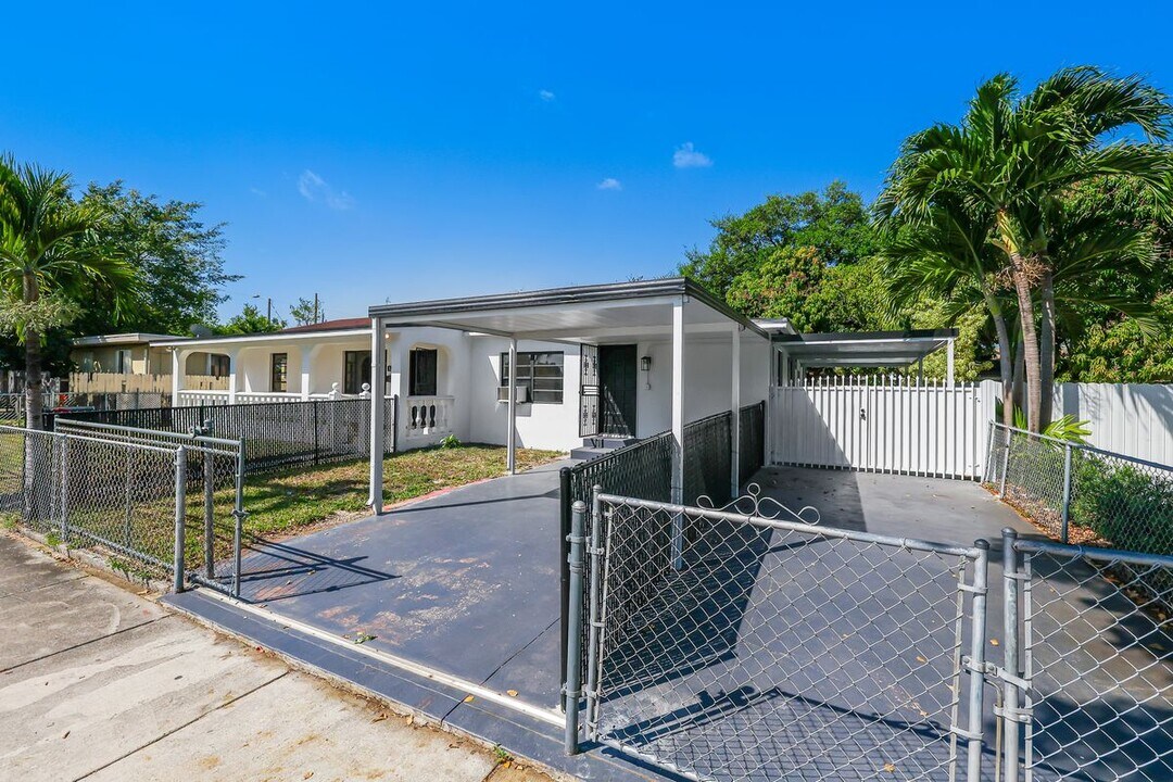 1610 NW 33rd Ave in Miami, FL - Building Photo