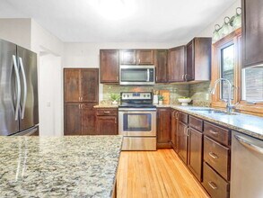3004 E Minnehaha Pkwy in Minneapolis, MN - Building Photo - Building Photo