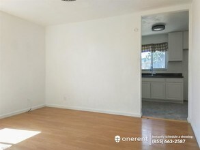 2725 23rd Ave-Unit -Unit 4 in Oakland, CA - Building Photo - Building Photo