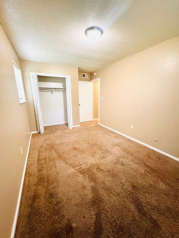 1413 W Maple Ave in Independence, MO - Foto de edificio - Building Photo