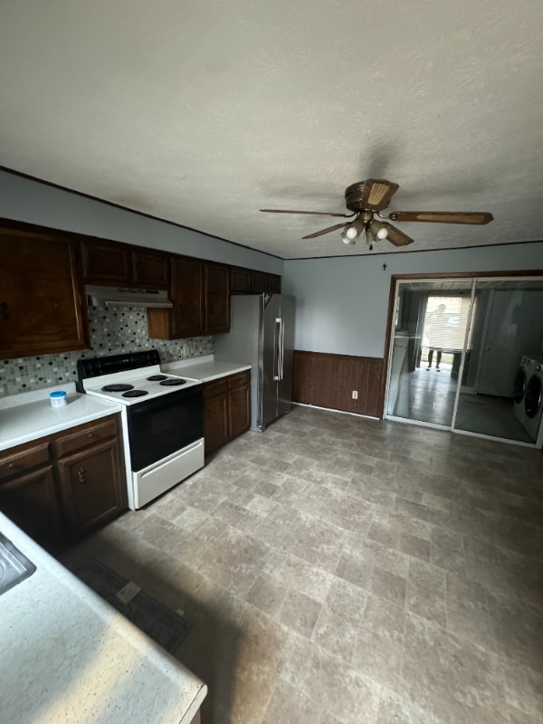 404 E Wood St in Lowellville, OH - Foto de edificio - Building Photo