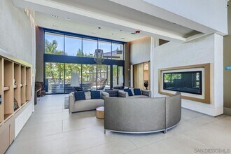 2430 Community Ln in San Diego, CA - Foto de edificio - Building Photo