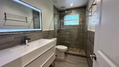 2290 E 6th Ave in Hialeah, FL - Building Photo - Building Photo