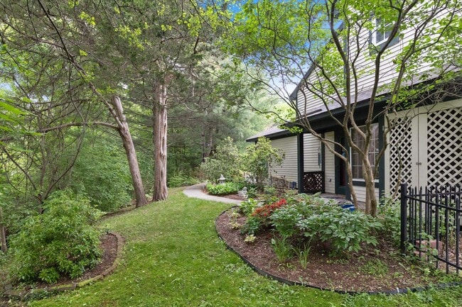 11 Lake Forest Dr in Burlington, VT - Building Photo - Building Photo