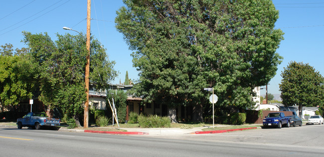 6300-6304 Coldwater Canyon Ave in North Hollywood, CA - Building Photo - Building Photo