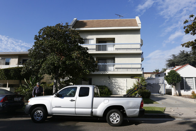 3663 Clarington Ave in Los Angeles, CA - Foto de edificio - Building Photo
