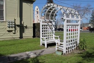 7 Howard St in Petaluma, CA - Foto de edificio - Building Photo