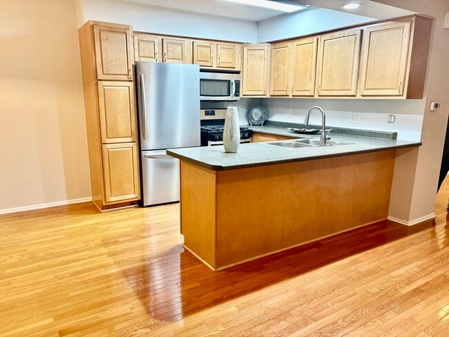 property at 1142 W Inverrary Ln