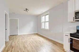 1626 N Washtenaw Ave, Unit 2R in Chicago, IL - Building Photo - Building Photo