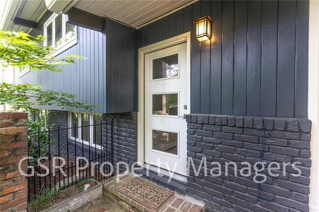 2026 N Akin Dr NE in Atlanta, GA - Building Photo - Building Photo