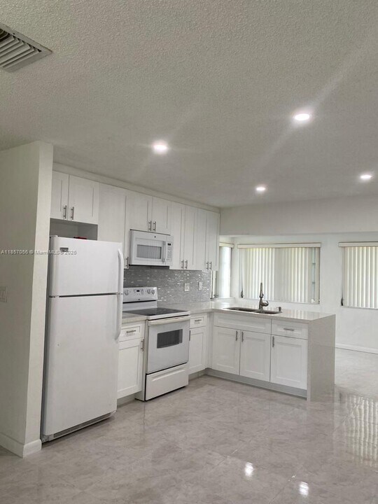 4903 NW 42nd Ave in Tamarac, FL - Building Photo