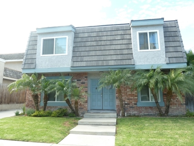 Van Buren Lane in Huntington Beach, CA - Foto de edificio - Building Photo