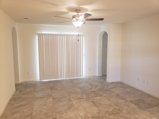 895 Creekview St in Porterville, CA - Building Photo - Building Photo