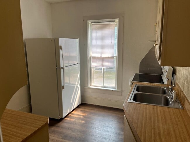 property at 1003 N Oneida St