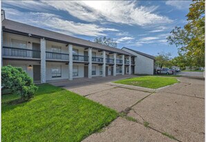 Maple Arms Apartments in Austin, TX - Building Photo