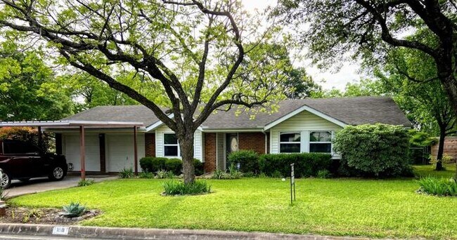 property at 11511 N Oaks Dr