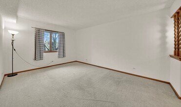 10351 Menard Ave, Unit 322 in Oak Lawn, IL - Foto de edificio - Building Photo