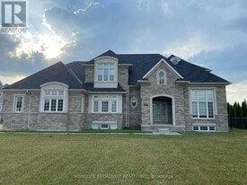 8 Wolford Ct in Georgina, ON - Building Photo