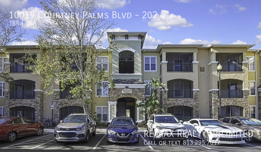 10019 Courtney Palms Blvd in Tampa, FL - Building Photo