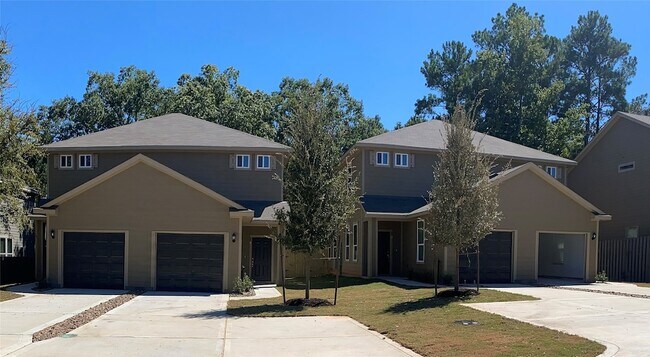 62 Woodland Hills Dr, Unit B in Conroe, TX - Building Photo - Building Photo