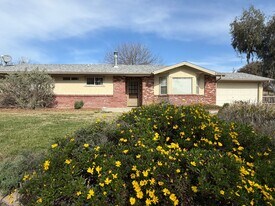 6240 Cadet Pl in Paso Robles, CA - Building Photo