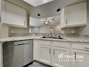 2425 Justin Rd E in Jacksonville, FL - Foto de edificio - Building Photo