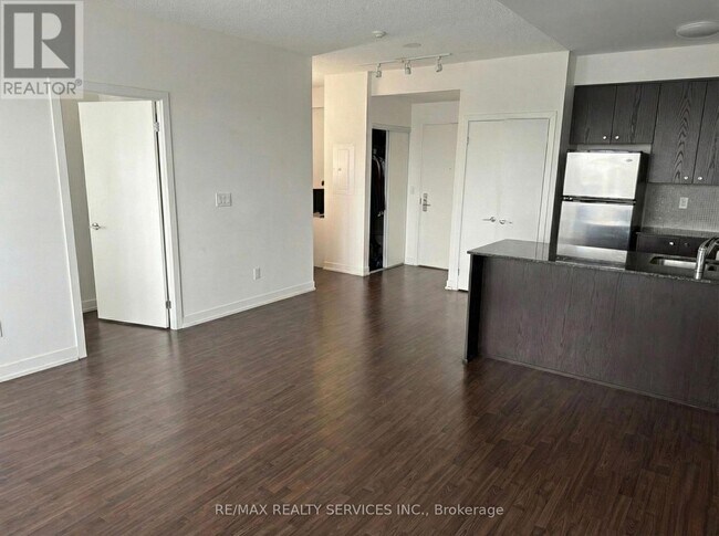 5101 Dundas St W in Toronto, ON - Building Photo - Building Photo