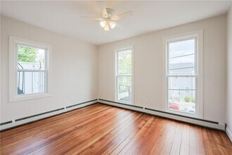 529 Wood St in Bristol, RI - Foto de edificio - Building Photo