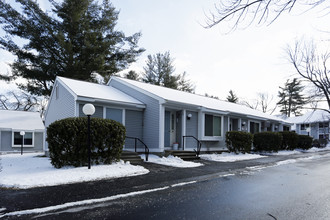 Village Gate Apartments in Nashua, NH - Building Photo - Building Photo