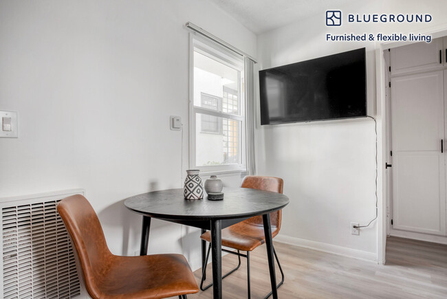 944 Tiverton Ave in Los Angeles, CA - Building Photo - Building Photo
