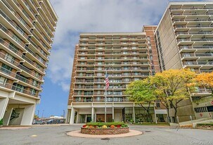 150-38 Union Tpke in Queens, NY - Building Photo